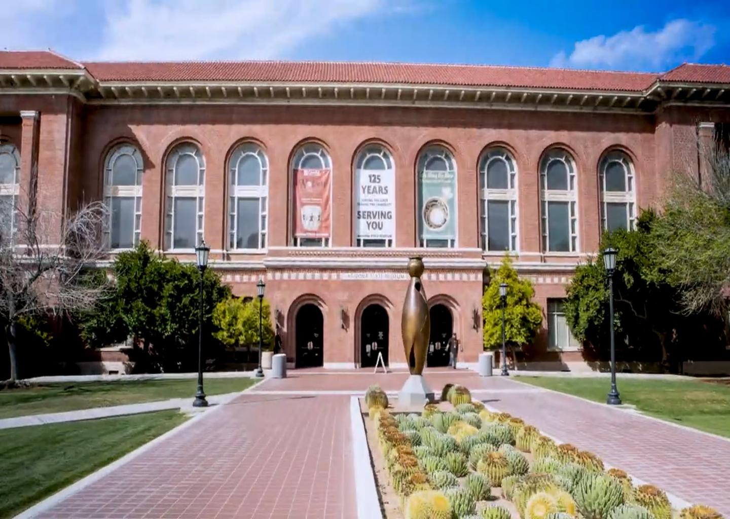 Information on courses; rankings & fees for University of Arizona USA